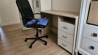 Escritorio con cajonera y silla de oficina