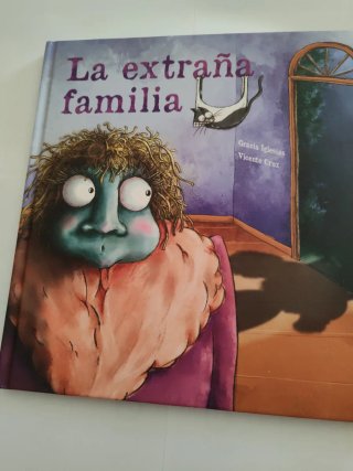 La extraña familia