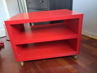Mesa Auxiliar IKEA roja con ruedas
