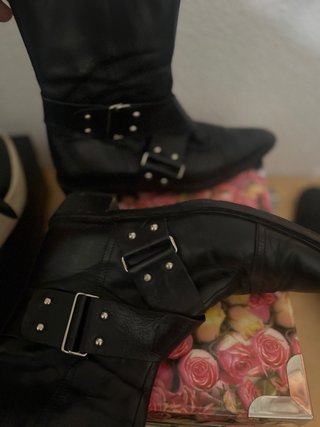Botas Negras con Hebillas