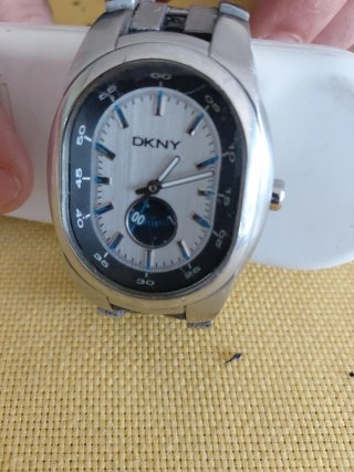 Reloj de pulsera DKNY plateado