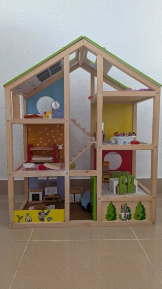 Casa de muñecas de madera