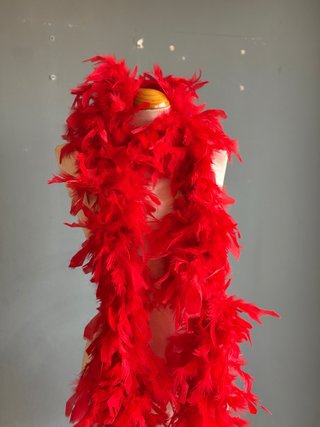 Boa de plumas roja grande y voluminosa, disfraz
