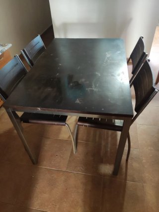 Conjunto de mesa y 4 sillas