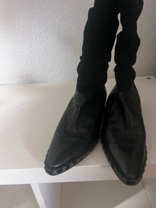 Botas Negras , hasta rodilla y se puedrn subir mas