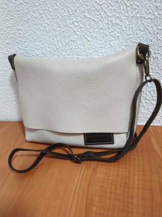 Bolso de piel en perfecto estado+ regalo neceser.