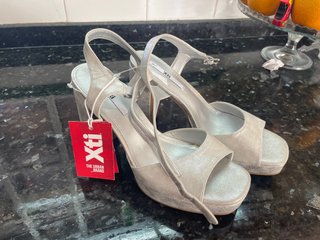 Sandalias de tacón y plataforma Xti grises