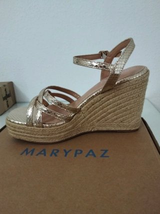 Sandalias de cuña Marypaz doradas