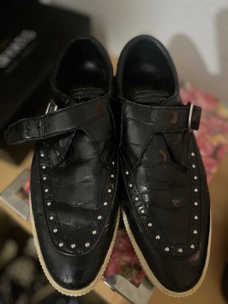 Zapatos bajos negros con tachuelas