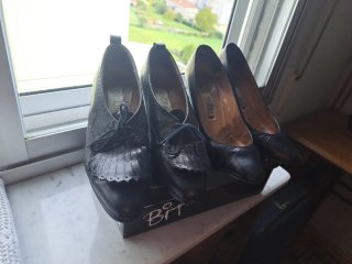 2 Pares de Zapatos de Tacón Negros