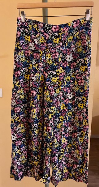Pantalón efecto falda floral Zara