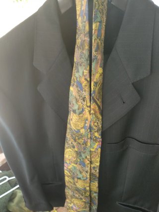 Traje Negro con Corbata Estampada