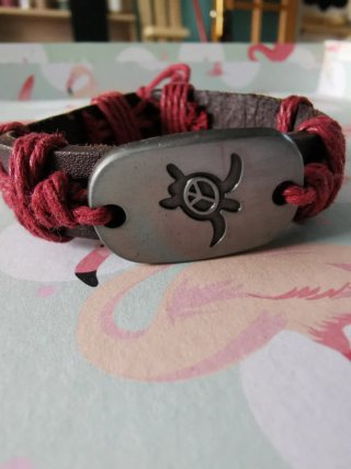 Pulsera de cuero con chapa metálica