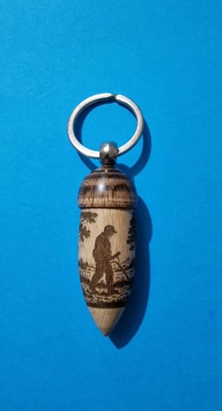 Llavero de madera con forma de bellota