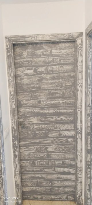 Puerta con acabado artesanal gris y blanco