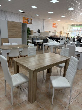 Mesa madera moderna + 4 Sillas Blancas.