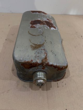 Depósito de combustible metálico antiguo