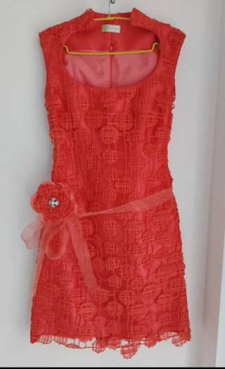 Vestido de celebración coral.