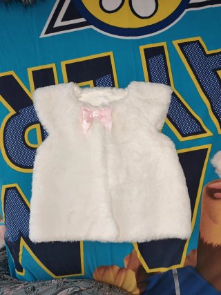 Chaleco de pelo blanco y lazo-Talla 92 cm.