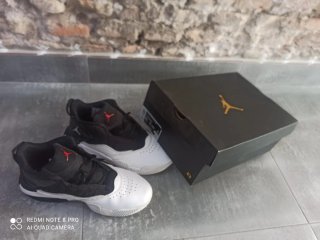 Zapatillas Jordan Negro y Blanco