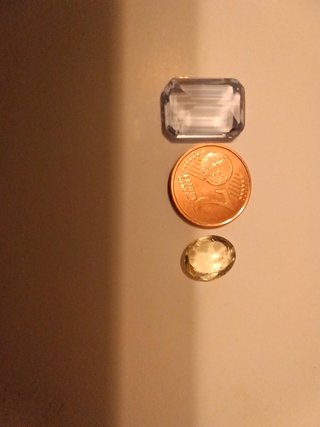 Dos piedras preciosas talladas