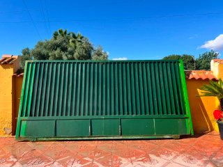 Puerta Corredera Metálica Verde