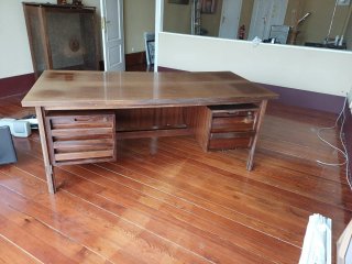 Escritorio de Madera con Cajoneras