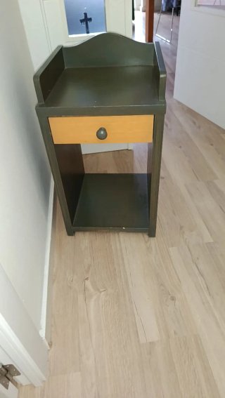 Mesita de noche de madera