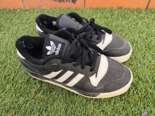 Zapatillas Adidas Negras y Blancas