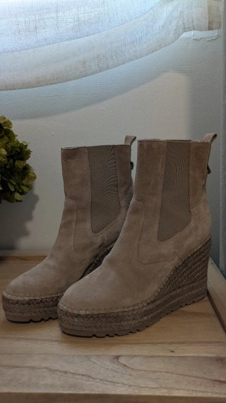 Botines con cuña beige