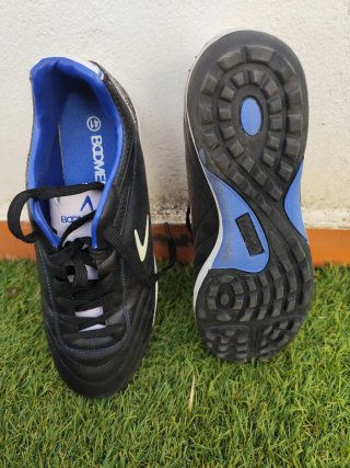 Botas de fútbol Boomerang negras y azules