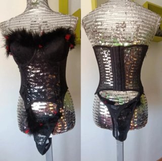 Corsé Sexkiss Negro y Rojo con Plumas