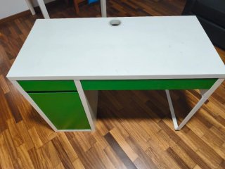 Mesa de escritorio blanca y verde