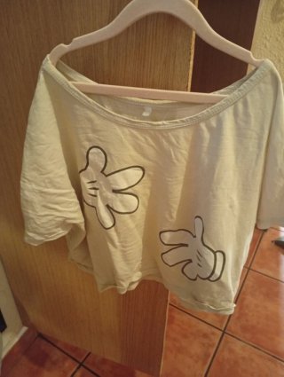 Camiseta Beige con Estampado de Manos