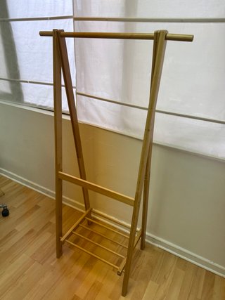 Perchero de pie de madera con zapatero