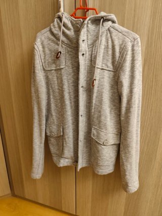 Cazadora con capucha gris