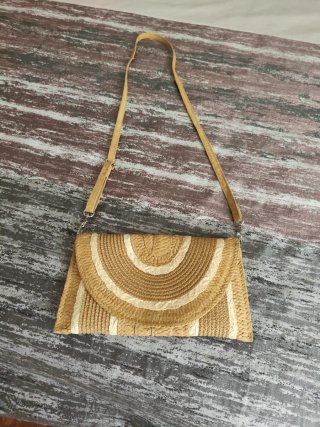 Bolso cruzado de rafia