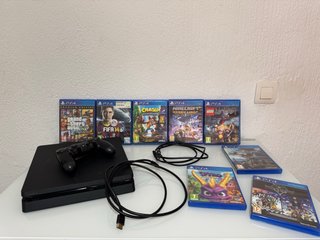 PlayStation 4 con dos mandos , y 8 juegos .