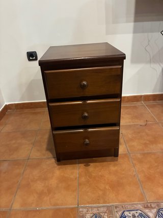 Cajonera de madera clásica con 3 cajones