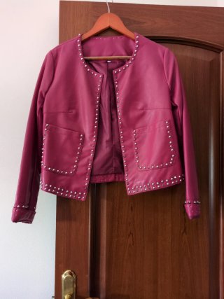 Chaqueta de polipiel con tachuelas