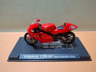 Yamaha YZR-M1 Max Biaggi 2002 (Escala 1/24)