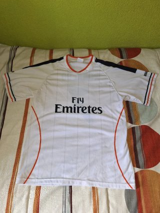 Camiseta de fútbol blanca y naranja