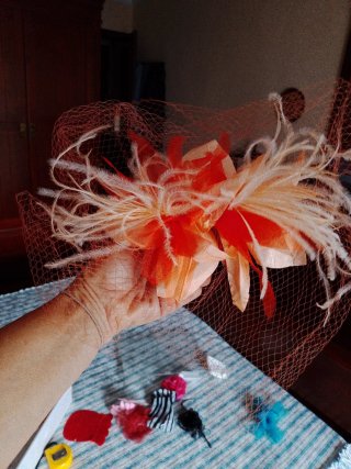 Tocado de mujer con plumas y red
