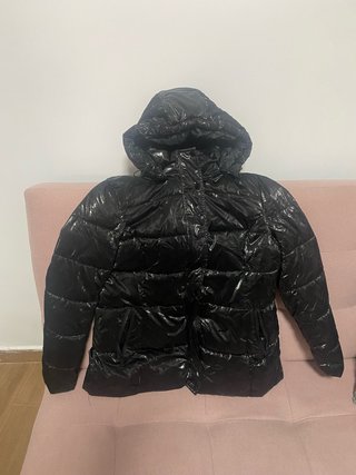Chaqueta acolchada negra con capucha