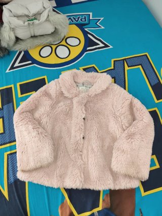 Chaqueta de pelo sintético rosa-Talla 104 cm.