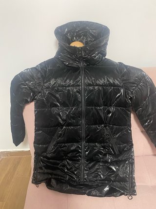 Chaqueta acolchada negra brillante
