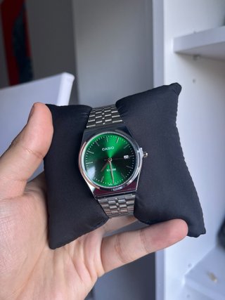 Reloj Casio Esfera Verde y Correa Plateada