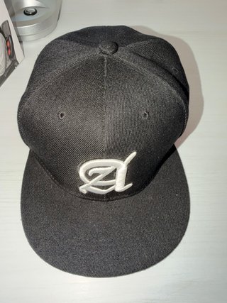 Gorra Negra con Logo Bordado