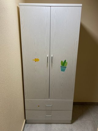 Armario de madera blanco