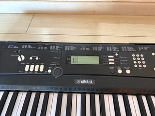 Teclado Yamaha EZ-220 con Soporte y Pedal